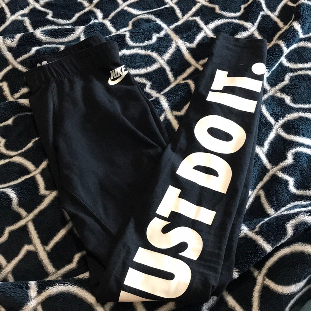 SOLD ON Ⓜ️Black Nike leggings
